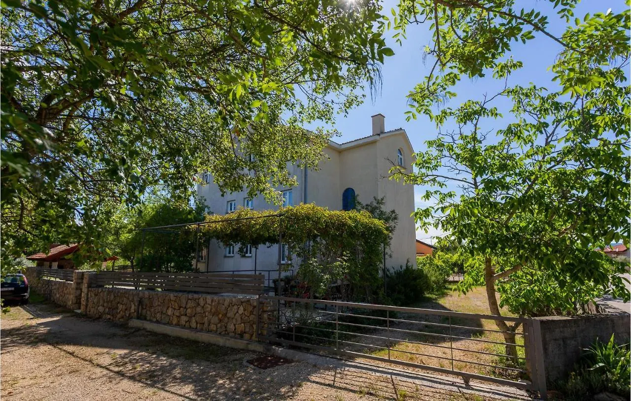Awesome Apartment In Pinezici With Wifi